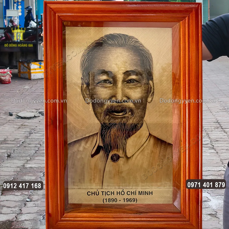 Ch&acirc;n dung B&aacute;c Hồ được l&agrave;m tỉ mỉ, sắc n&eacute;t ở trung t&acirc;m bức tranh